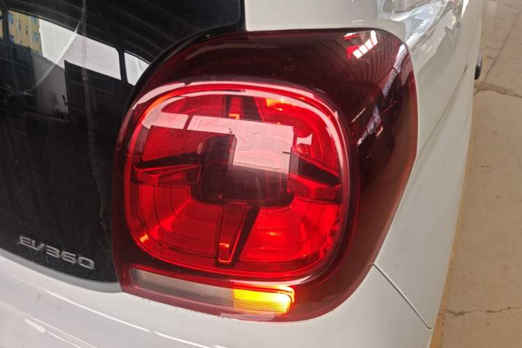 Used Roewe Clever 2021 302 km New Four-Seater Super-Efficient Version Right Rear Taillight
