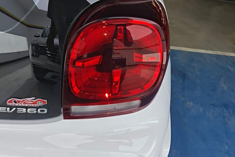 Used Roewe Clever 2021 302 km New Four-Seater Super-Efficient Version Right Rear Taillight