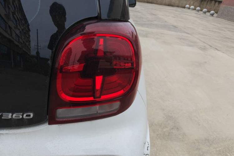 Used Roewe Clever 2021 302 km New Four-Seater Super-Efficient Version Right Rear Taillight