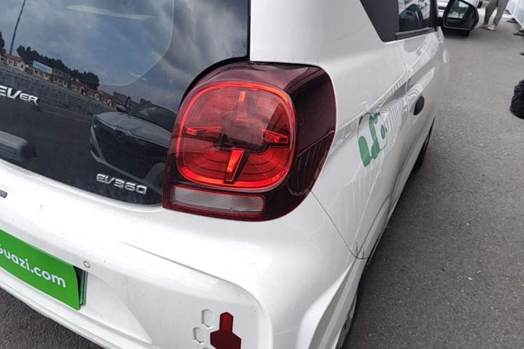 Used Roewe Clever 2021 302 km New Four-Seater Super-Efficient Version Right Rear Taillight