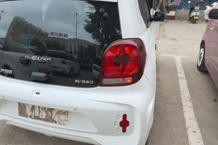 Used Roewe Clever 2021 302 km New Four-Seater Super-Efficient Version Right Rear Taillight
