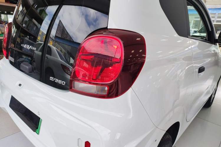 Used Roewe Clever 2021 302 km New Four-Seater Super-Efficient Version Right Rear Taillight