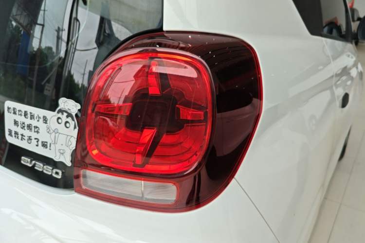 Used Roewe Clever 2021 302 km New Four-Seater Super-Efficient Version Right Rear Taillight