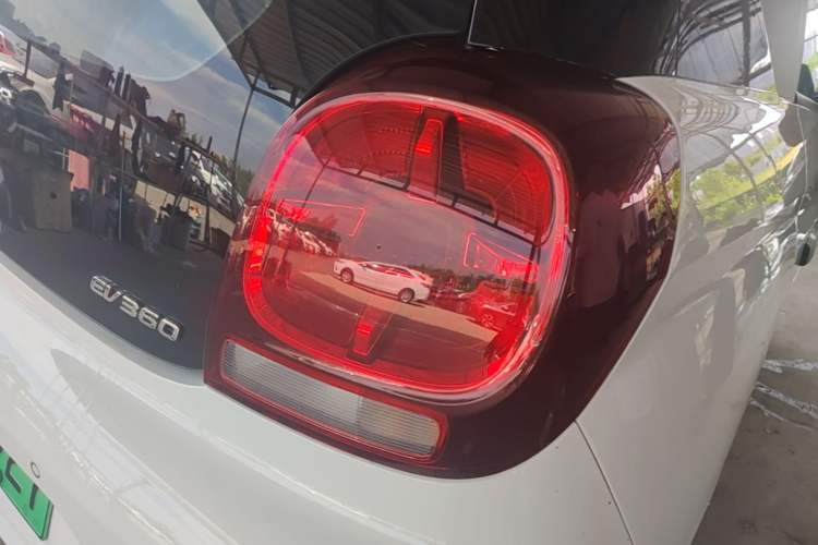 Used Roewe Clever 2021 302 km New Four-Seater Super-Efficient Version Right Rear Taillight