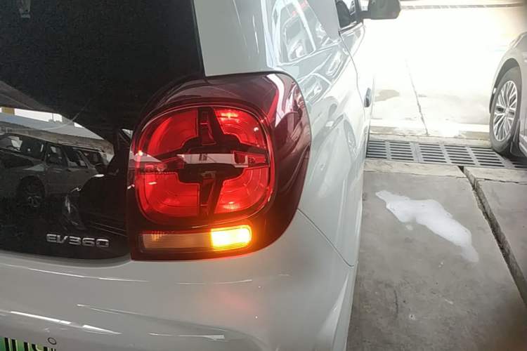 Used Roewe Clever 2021 302 km New Four-Seater Super-Efficient Version Right Rear Taillight