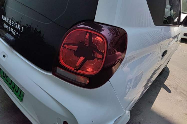 Used Roewe Clever 2021 302 km New Four-Seater Super-Efficient Version Right Rear Taillight