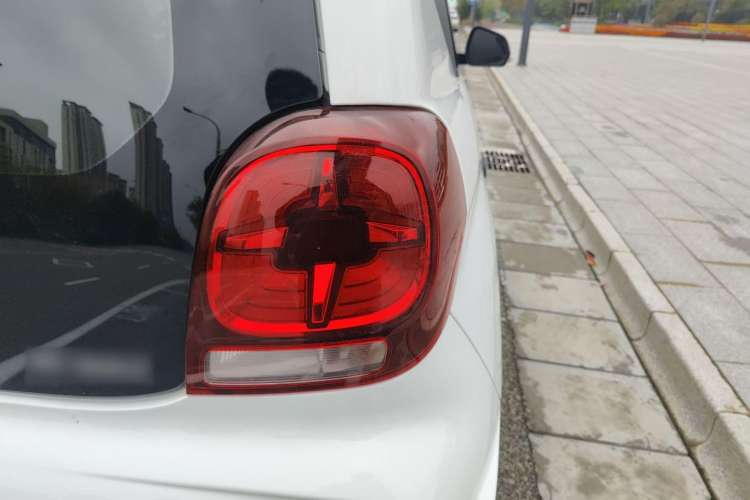Used Roewe Clever 2021 302 km New Four-Seater Super-Efficient Version Right Rear Taillight