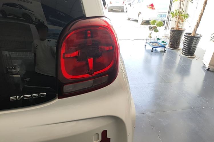 Used Roewe Clever 2021 302 km New Four-Seater Super-Efficient Version Right Rear Taillight