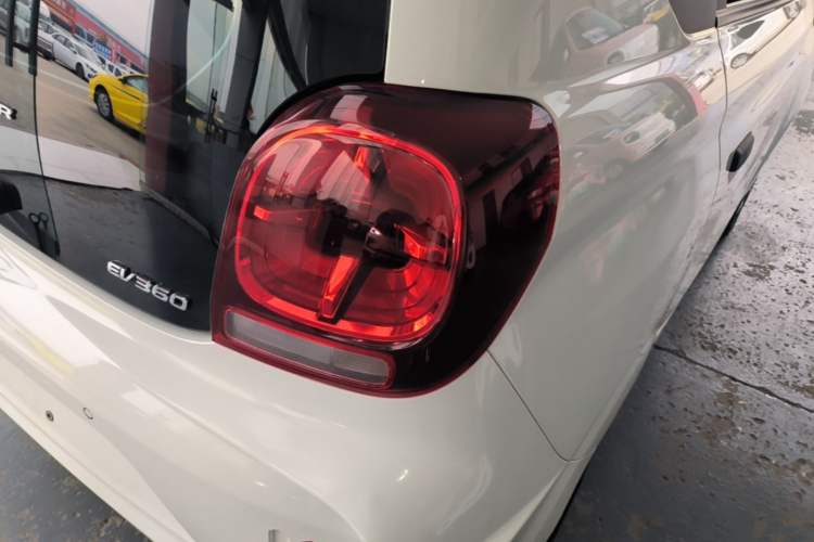Used Roewe Clever 2021 302 km New Four-Seater Super-Efficient Version Right Rear Taillight