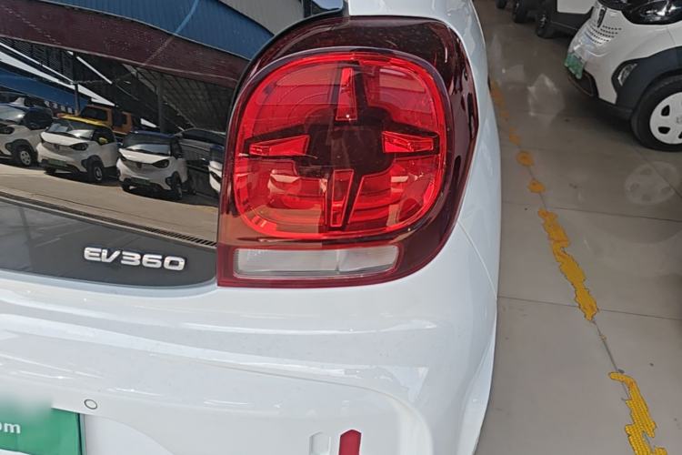 Used Roewe Clever 2021 302 km New Four-Seater Super-Efficient Version Right Rear Taillight