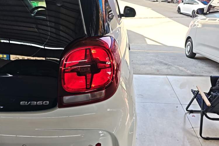 Used Roewe Clever 2021 302 km New Four-Seater Super-Efficient Version Right Rear Taillight