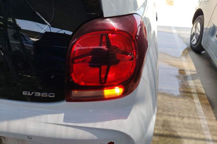 Used Roewe Clever 2021 302 km New Four-Seater Super-Efficient Version Right Rear Taillight