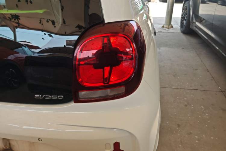 Used Roewe Clever 2021 302 km New Four-Seater Super-Efficient Version Right Rear Taillight