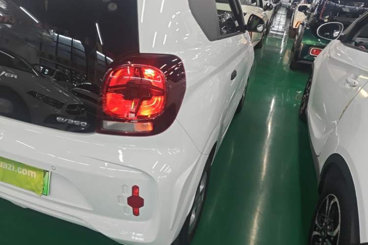 Used Roewe Clever 2021 302 km New Four-Seater Super-Efficient Version Right Rear Taillight