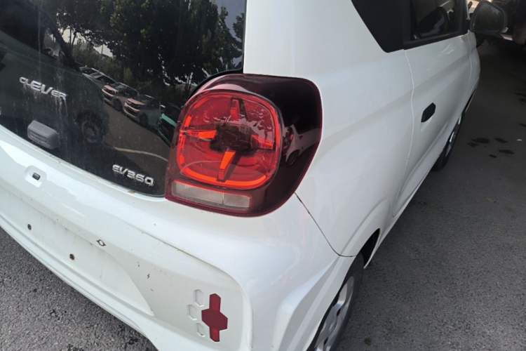 Used Roewe Clever 2021 302 km New Four-Seater Super-Efficient Version Right Rear Taillight