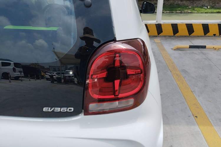 Used Roewe Clever 2021 302 km New Four-Seater Super-Efficient Version Right Rear Taillight