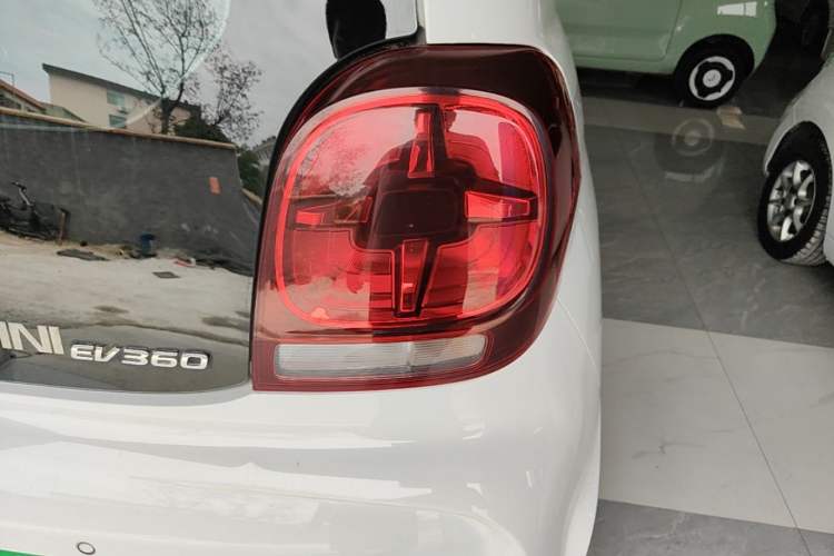 Used Roewe Clever 2021 302 km New Four-Seater Super-Efficient Version Right Rear Taillight