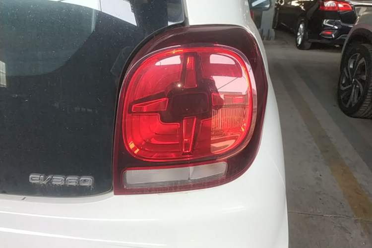 Used Roewe Clever 2021 302 km New Four-Seater Super-Efficient Version Right Rear Taillight