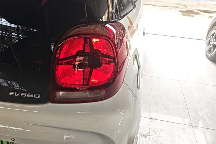 Used Roewe Clever 2021 302 km New Four-Seater Super-Efficient Version Right Rear Taillight