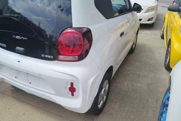 Used Roewe Clever 2021 302 km New Four-Seater Super-Efficient Version Right Rear Taillight