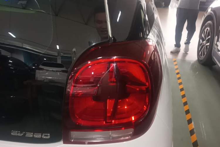 Used Roewe Clever 2021 302 km New Four-Seater Super-Efficient Version Right Rear Taillight