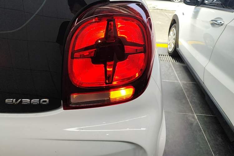 Used Roewe Clever 2021 302 km New Four-Seater Super-Efficient Version Right Rear Taillight