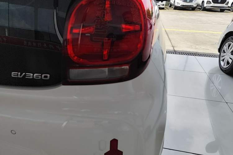 Used Roewe Clever 2021 302 km New Four-Seater Super-Efficient Version Right Rear Taillight
