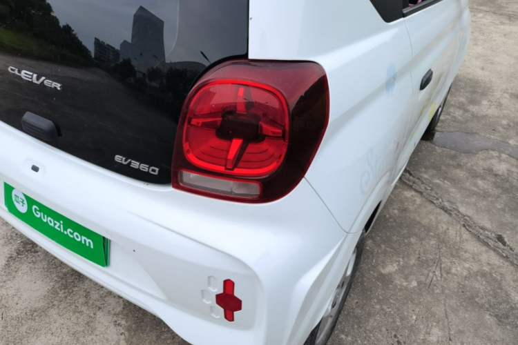 Used Roewe Clever 2021 302 km New Four-Seater Super-Efficient Version Right Rear Taillight