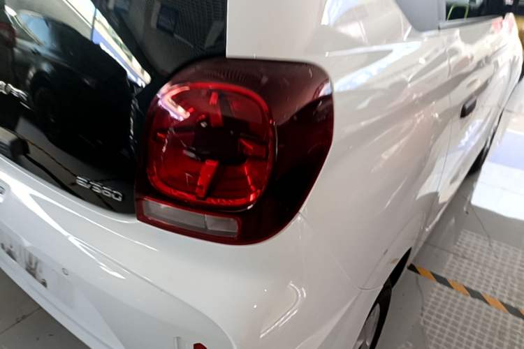 Used Roewe Clever 2021 302 km New Four-Seater Super-Efficient Version Right Rear Taillight