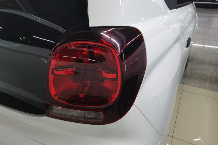 Used Roewe Clever 2021 302 km New Four-Seater Super-Efficient Version Right Rear Taillight