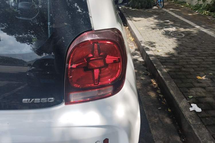 Used Roewe Clever 2021 302 km New Four-Seater Super-Efficient Version Right Rear Taillight