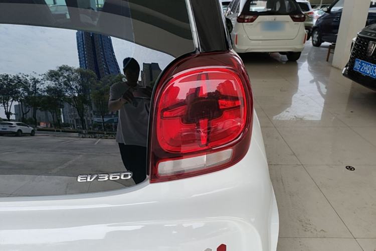 Used Roewe Clever 2021 302 km New Four-Seater Super-Efficient Version Right Rear Taillight