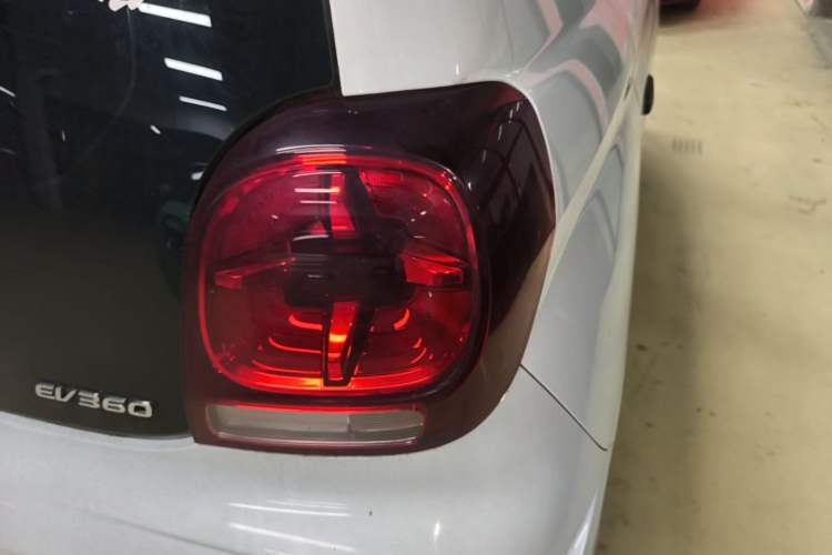 Used Roewe Clever 2021 302 km New Four-Seater Super-Efficient Version Right Rear Taillight