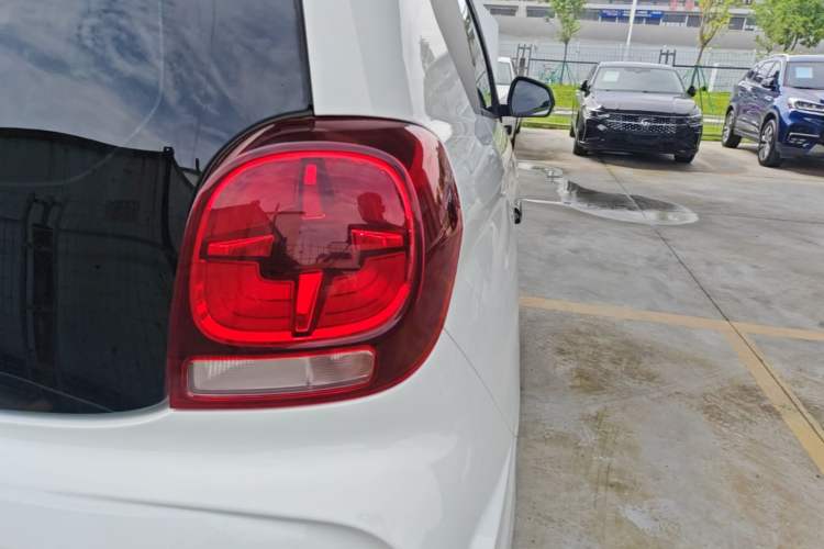 Used Roewe Clever 2021 302 km New Four-Seater Super-Efficient Version Right Rear Taillight