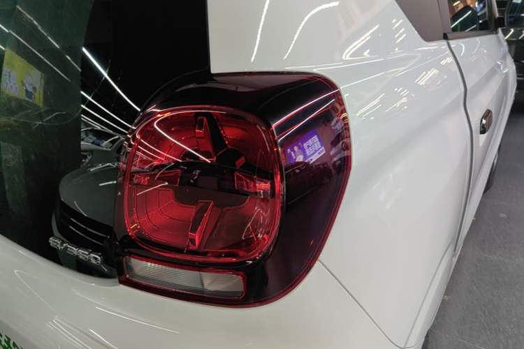 Used Roewe Clever 2021 302 km New Four-Seater Super-Efficient Version Right Rear Taillight