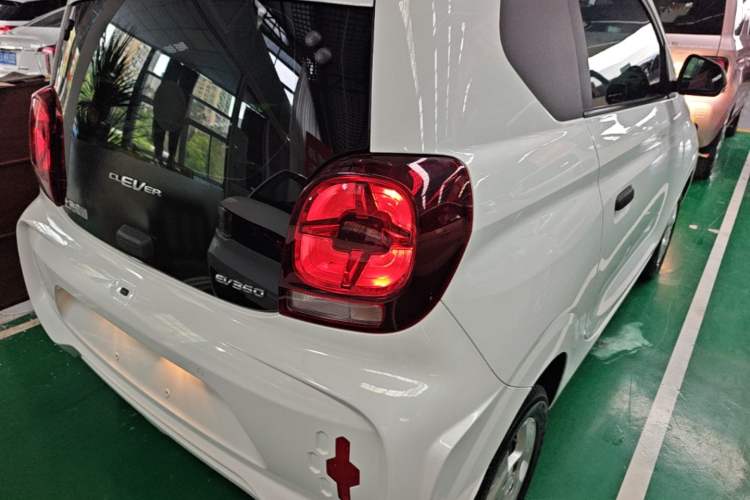 Used Roewe Clever 2021 302 km New Four-Seater Super-Efficient Version Right Rear Taillight