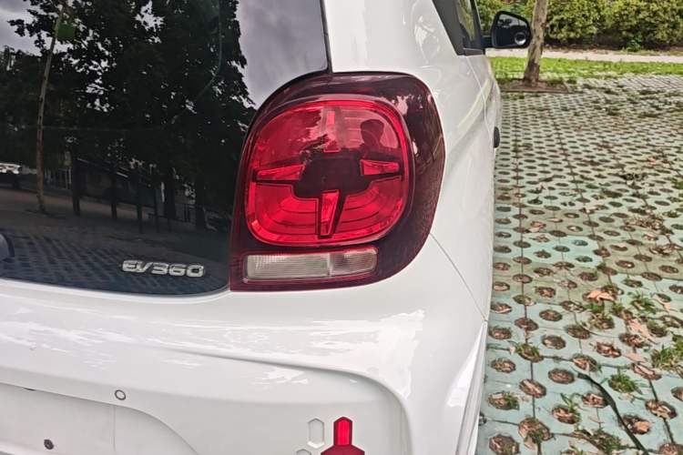Used Roewe Clever 2021 302 km New Four-Seater Super-Efficient Version Right Rear Taillight