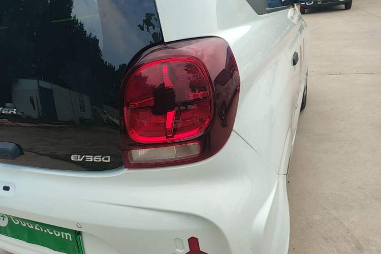 Used Roewe Clever 2021 302 km New Four-Seater Super-Efficient Version Right Rear Taillight