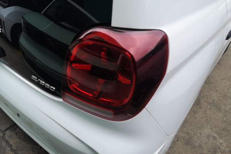 Used Roewe Clever 2021 302 km New Four-Seater Super-Efficient Version Right Rear Taillight