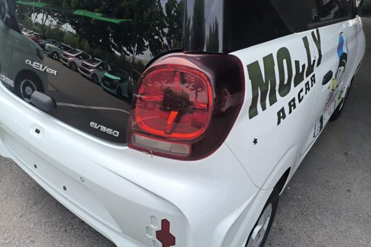 Used Roewe Clever 2021 302 km New Four-Seater Super-Efficient Version Right Rear Taillight
