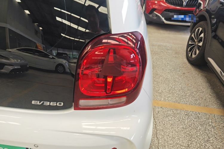 Used Roewe Clever 2021 302 km New Four-Seater Super-Efficient Version Right Rear Taillight