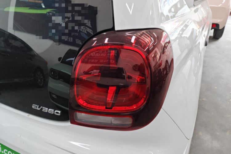 Used Roewe Clever 2021 302 km New Four-Seater Super-Efficient Version Right Rear Taillight