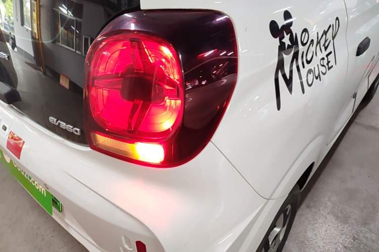Used Roewe Clever 2021 302 km New Four-Seater Super-Efficient Version Right Rear Taillight