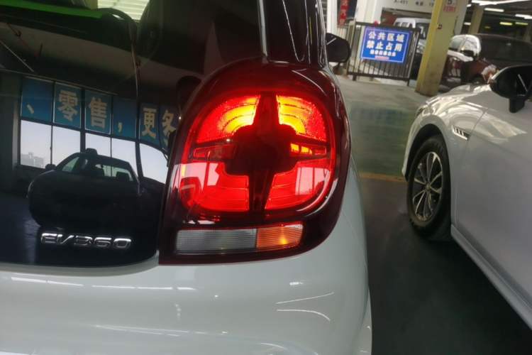 Used Roewe Clever 2021 302 km New Four-Seater Super-Efficient Version Right Rear Taillight