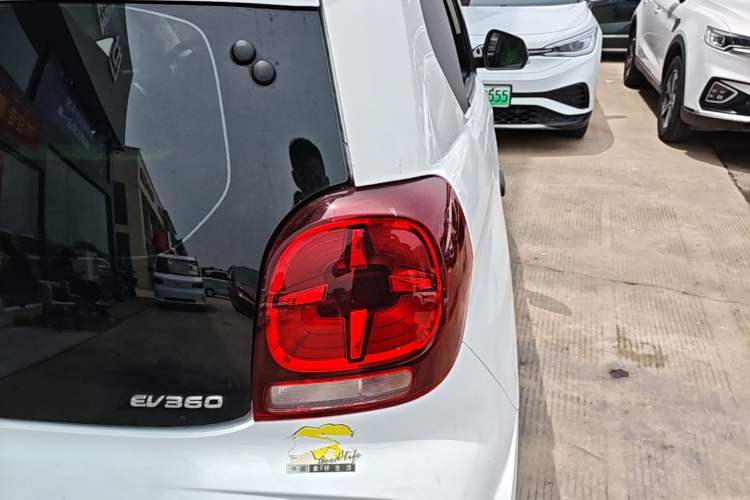 Used Roewe Clever 2021 302 km New Four-Seater Super-Efficient Version Right Rear Taillight