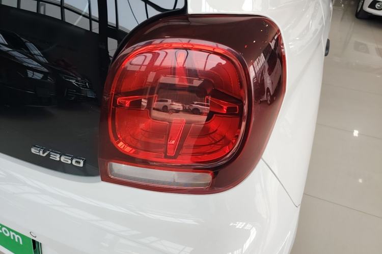 Used Roewe Clever 2021 302 km New Four-Seater Super-Efficient Version Right Rear Taillight