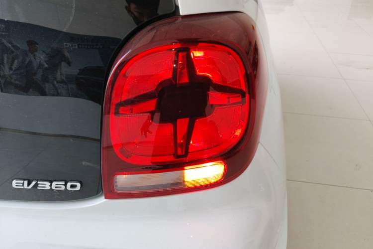 Used Roewe Clever 2021 302 km New Four-Seater Super-Efficient Version Right Rear Taillight