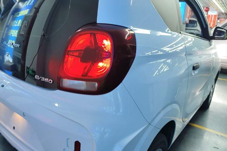 Used Roewe Clever 2021 302 km New Four-Seater Super-Efficient Version Right Rear Taillight