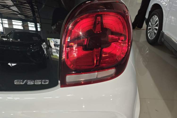 Used Roewe Clever 2021 302 km New Four-Seater Super-Efficient Version Right Rear Taillight