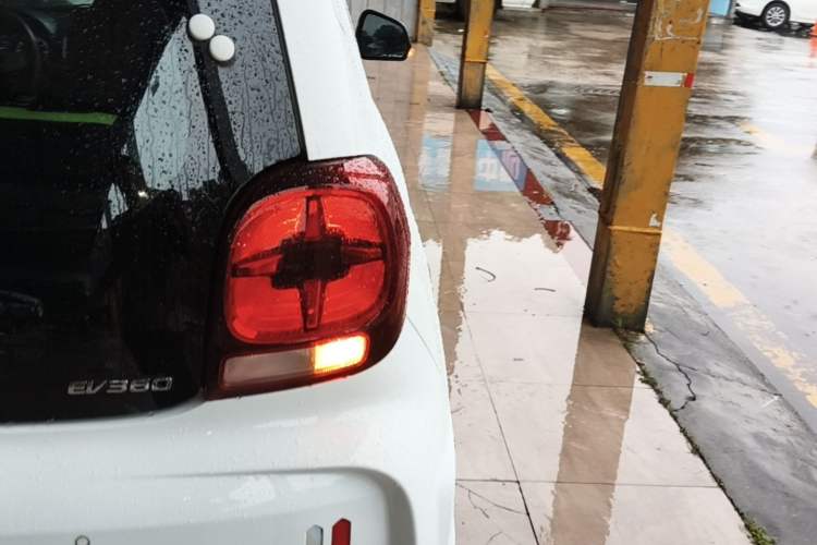 Used Roewe Clever 2021 302 km New Four-Seater Super-Efficient Version Right Rear Taillight